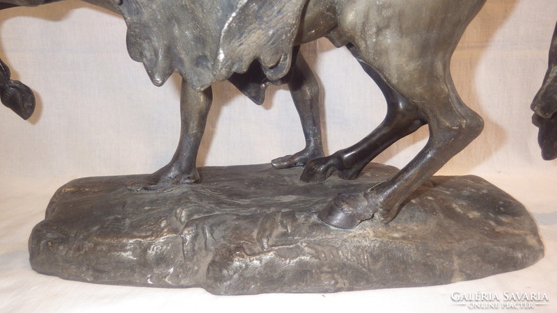 Antik nagyméretű szobor lovát fékező férfi