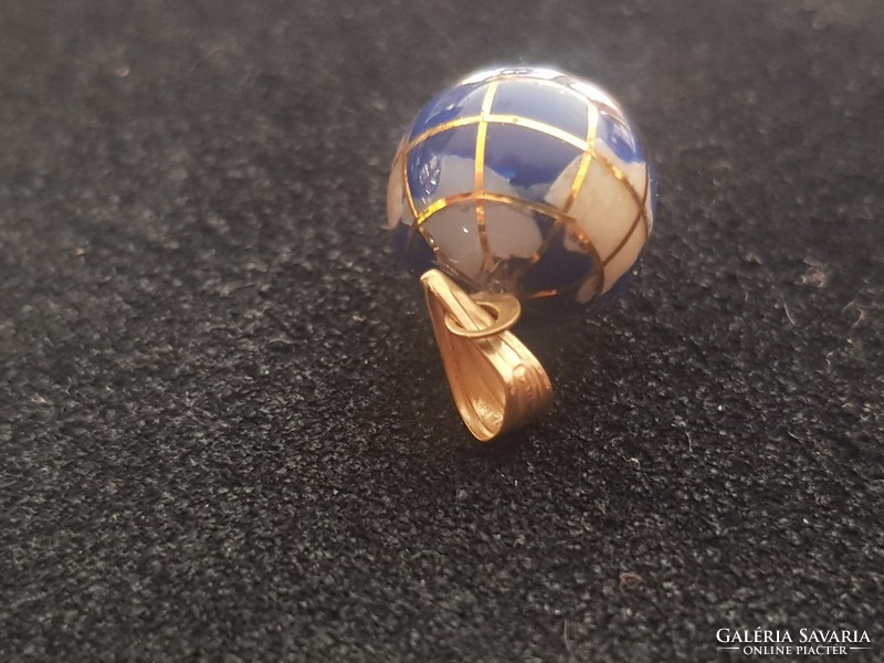 18 carat globe pendant