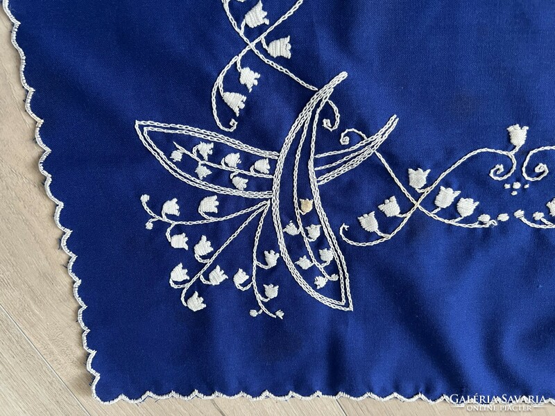 Blue marigold embroidered tablecloth with 3 napkins