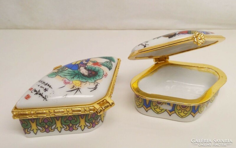 A pair of porcelain bowls with geishas for rings, pendants and chains