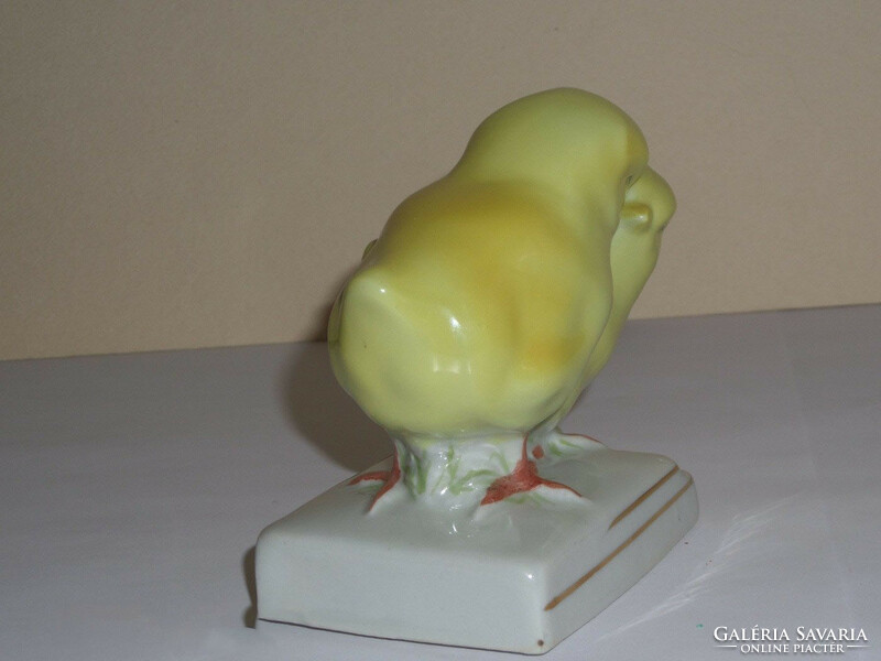 Old porcelain figure (chicks)