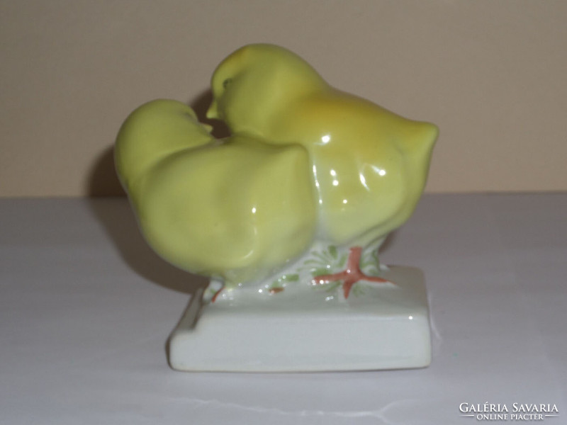 Old porcelain figure (chicks)