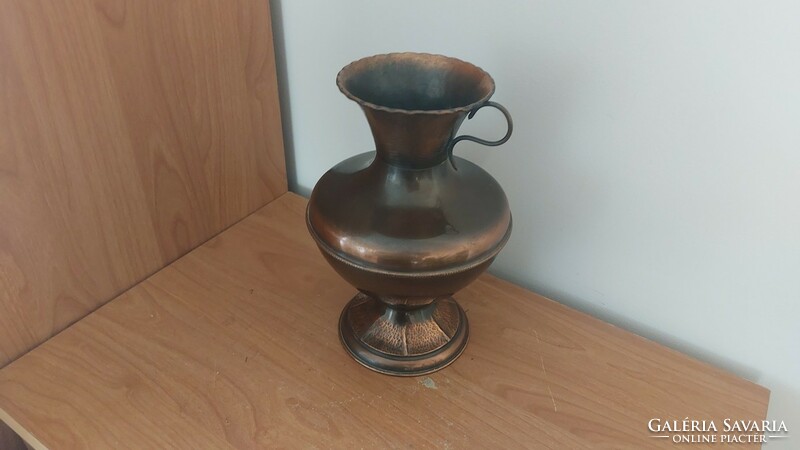 (K) copper vase, one ear is missing, approx. 21 cm high.