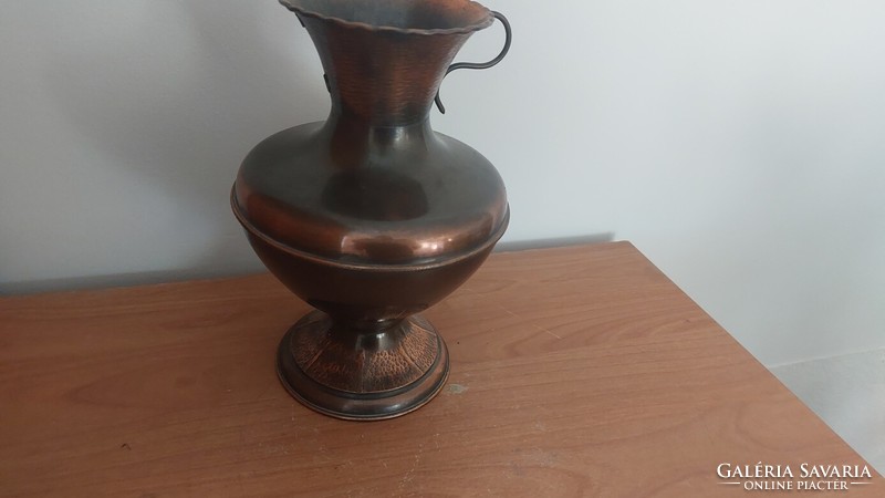 (K) copper vase, one ear is missing, approx. 21 cm high.