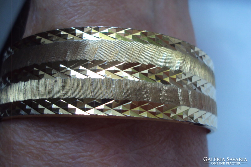 Thickly gold-plated, 5-row diamond-engraved, high-gloss French fashion bracelet.