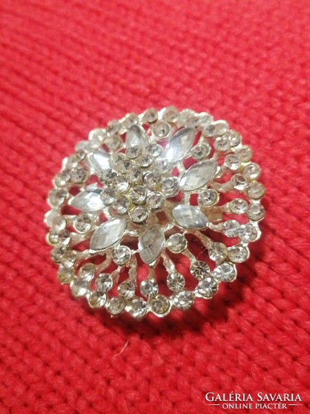 White rhinestone brooch (263)