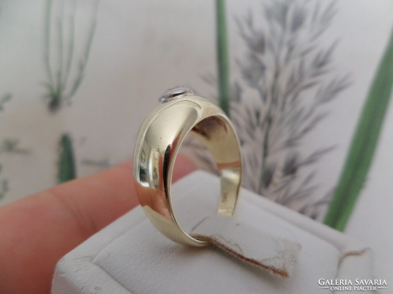 Wide gold ring with 1 diamond