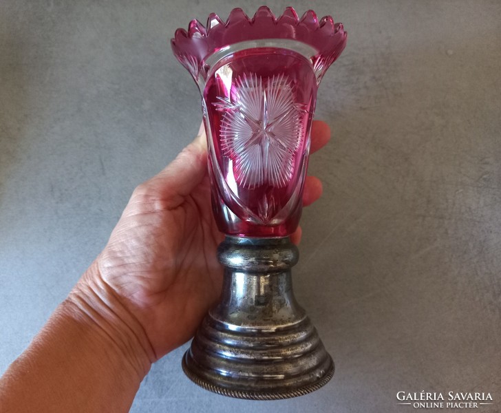 Antik ezüstözött talpas bíbor kristály váza