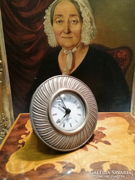 Silver table clock round