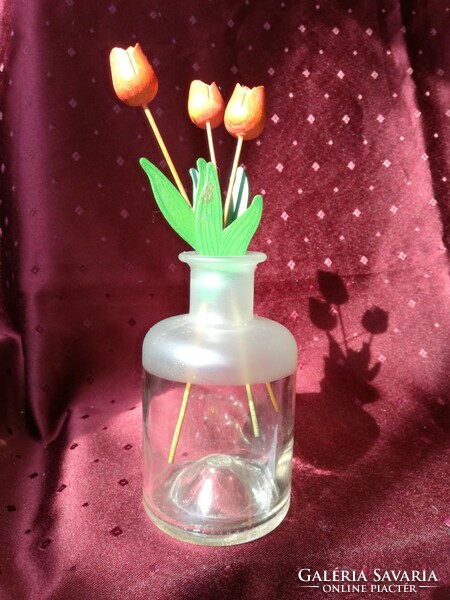Fa tulipánok üvegvázában