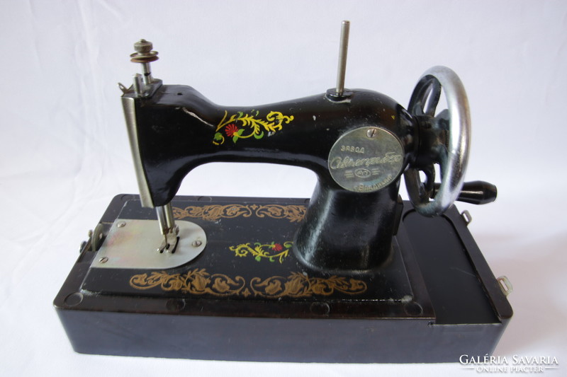 Retro Russian vinyl based toy sewing machine in very good condition