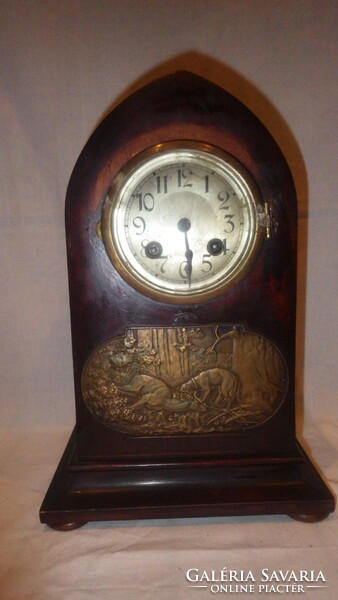 2 Fireplace clock with a key hunting scene