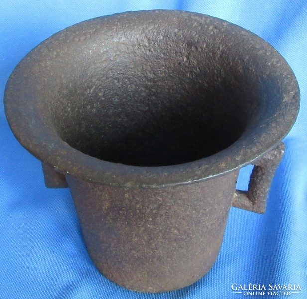 Old iron mortar without pestle, 12 cm high, diameter 13.2 cm.