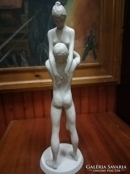 Jelzett zsűrizett porcelán szobor , ölelés , akt