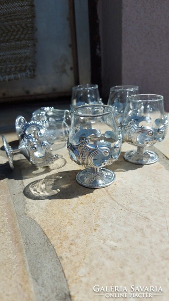 Feles üveg poharak, retro giccses cukiság 6 db műanyag barokkos talppal