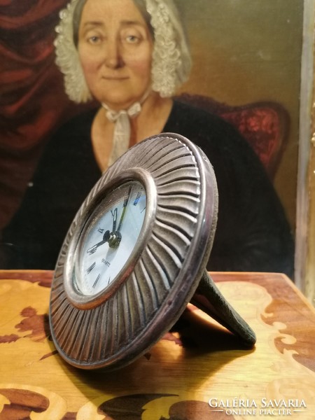 Silver table clock round