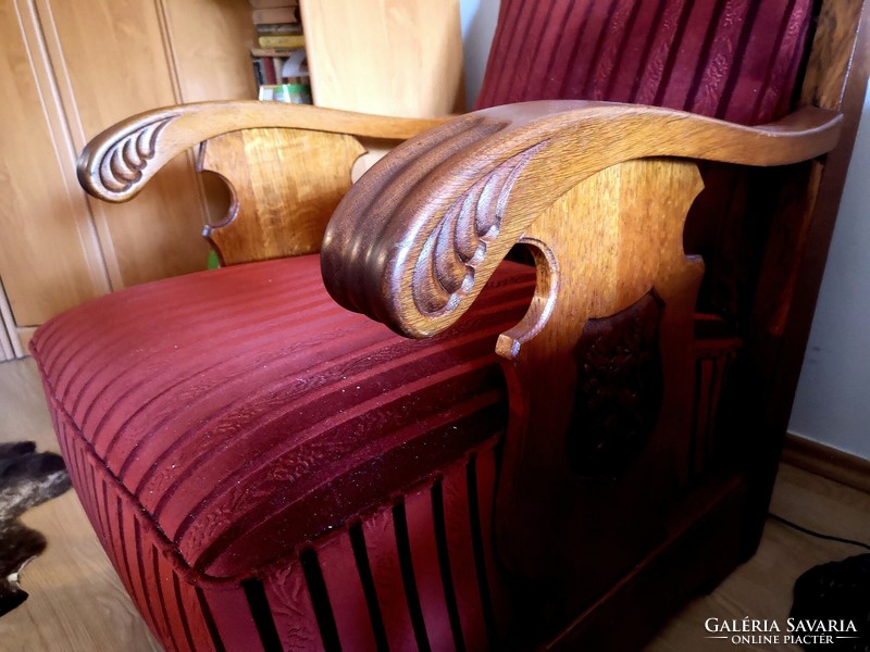 2 armchairs with lion inlay on both sides