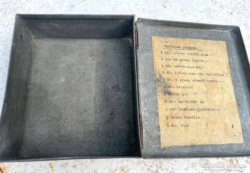 Bádog elsősegély doboz, eredeti tartalomjegyzékkel, retro