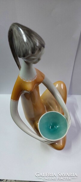 Drasche porcelán szobor , nő tállal, ritkább darab