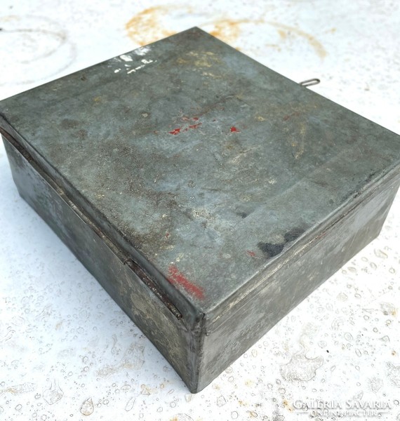 Tin first aid box, with original list of contents, retro