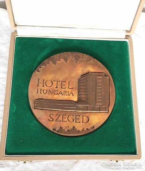 Hotel Hungária Szeged 1977. June 20. Bronze plaque