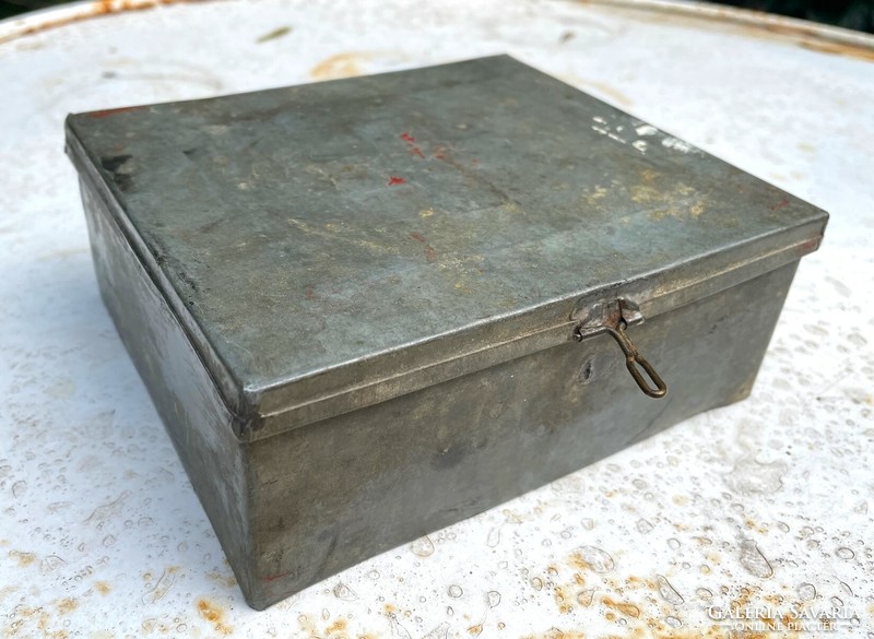 Tin first aid box, with original list of contents, retro