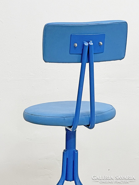 Raised swivel workshop chair - industrial bar stool