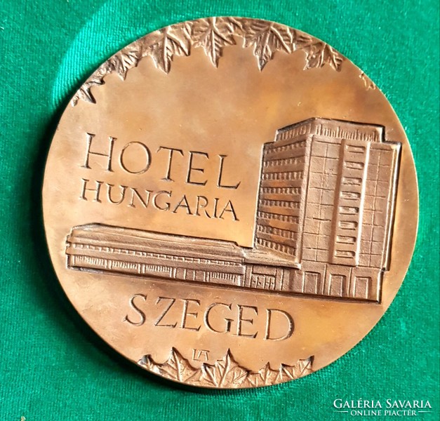 Hotel Hungária Szeged 1977. June 20. Bronze plaque