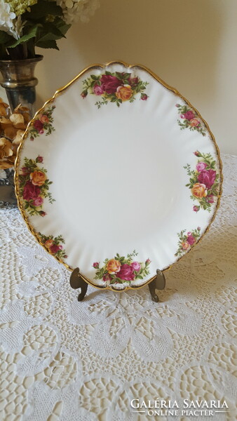 Beautiful royal albert old country roses serving bowl with handles