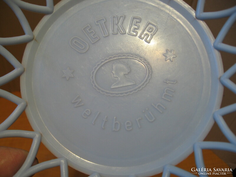 Retro oetker weltberühmt plastic bread basket, fruit basket