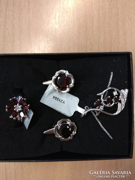 Silver necklace, pendant, ring and earrings with barton garnet