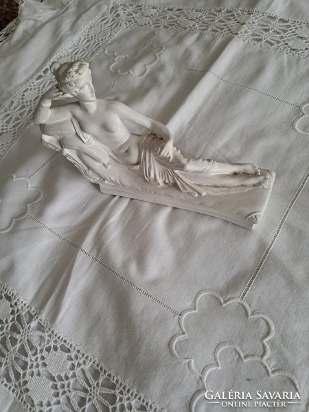 Szófán fekvő női akt szobor 19 cm