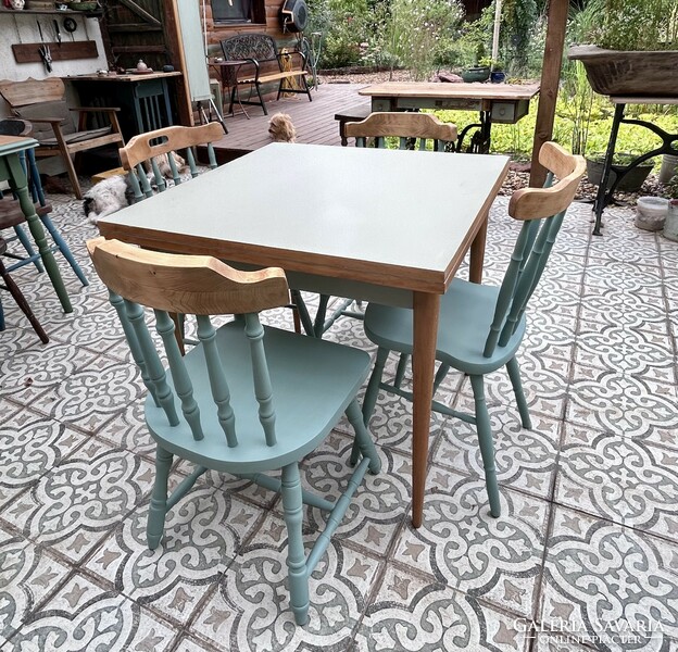 Solid wood dining room with extendable table in vintage style