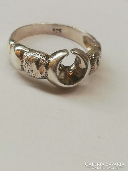 Showy silver ring