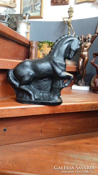 Ceramic horse statue, 28 x 32 cm, a rarity.