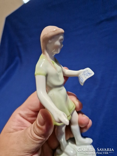 Hollóházi porcelán figura nipp  éneklő kottát olvasó lány