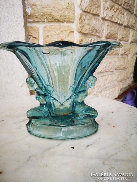 Art deco vase table centerpiece offering figural colored glass. (Walter & sohne)