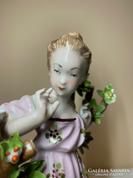 Porcelán hölgy figura farönk mellett gildezett alappal 23cm