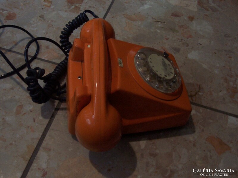 Retro narancssárga telefon