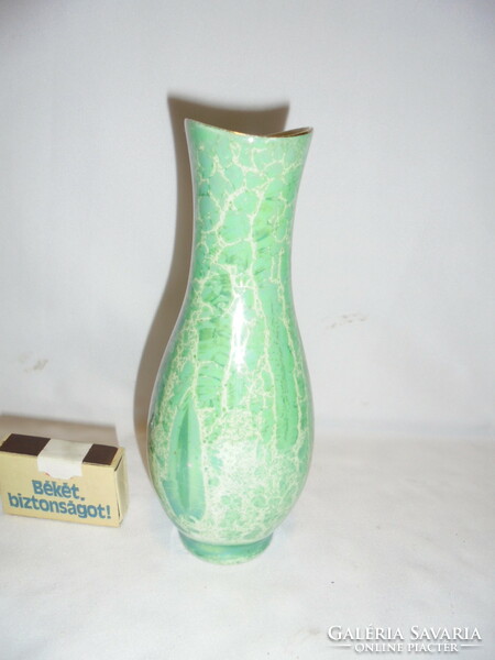Hollóházi porcelán, zöld irrizáló váza