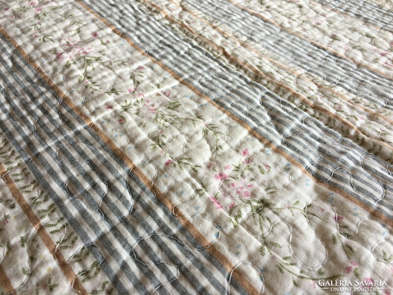 Old quilted bedspread with pastel colors in good condition (158x216)