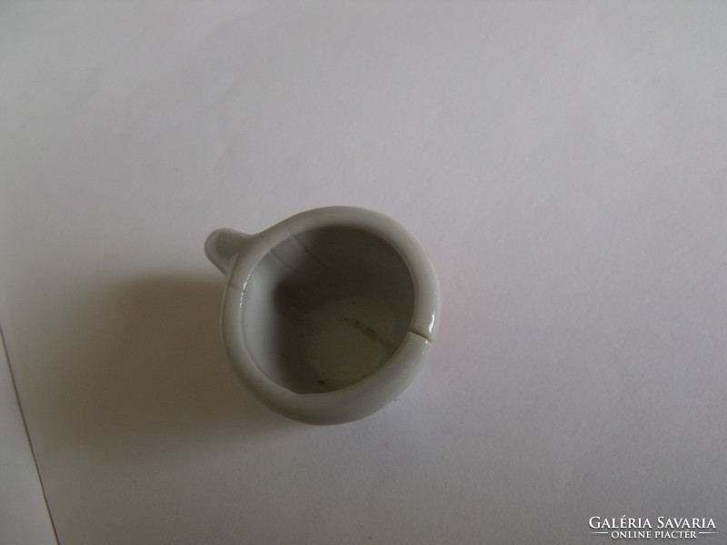 Miniatűr porcelán tányér csésze egyben