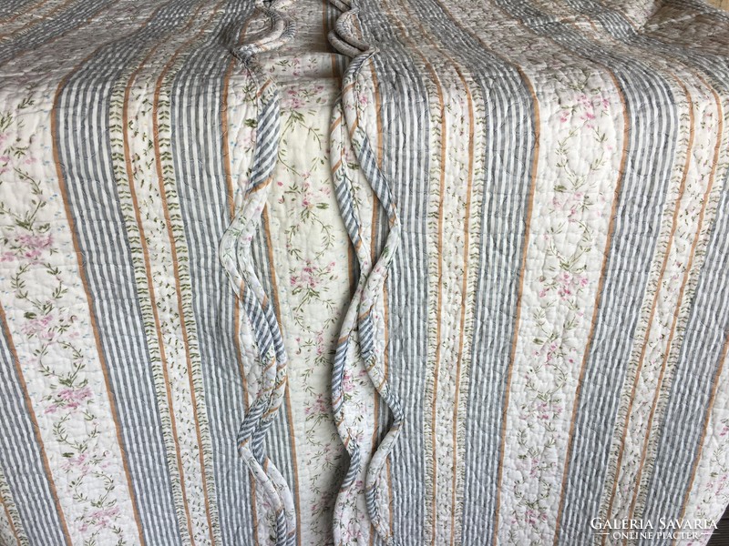 Régi steppelt ágytakaró pasztell színekkel szép állapotban (158x216)