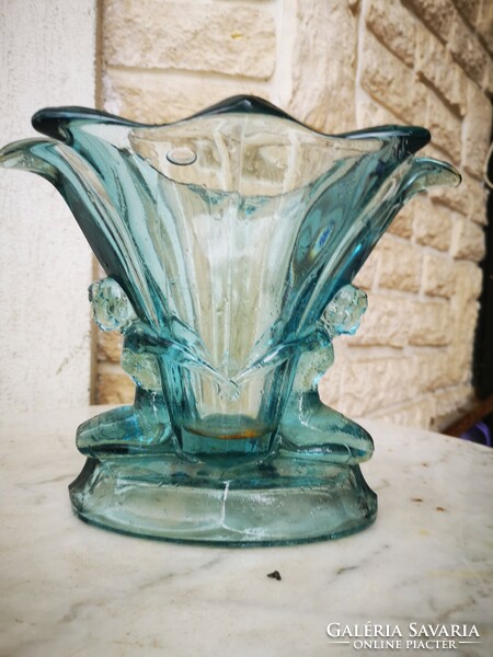 Art deco vase table centerpiece offering figural colored glass. (Walter & sohne)