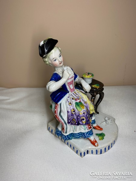 Angol antik porcelán hölgy kalapban virággal meisseni formára 12cm