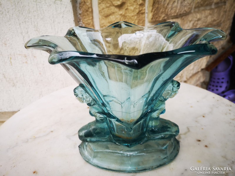 Art deco vase table centerpiece offering figural colored glass. (Walter & sohne)