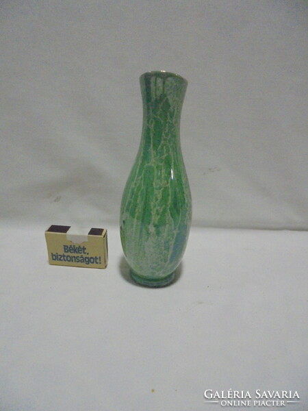 Hollóházi porcelán, zöld irrizáló váza