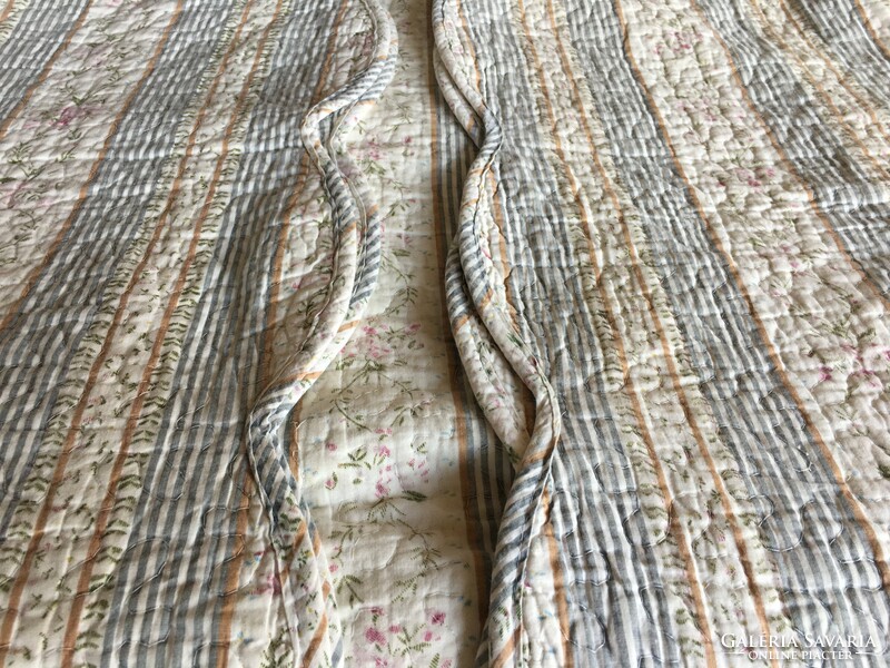 Old quilted bedspread with pastel colors in good condition (158x216)