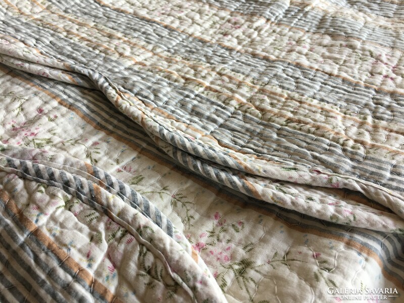 Old quilted bedspread with pastel colors in good condition (158x216)