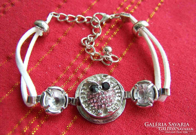 Noosa bracelet made of white genuine leather with matching crystal clasp.